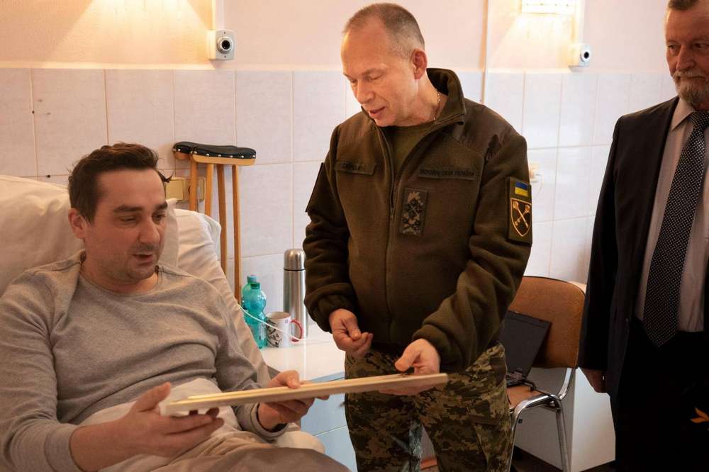 Сирський відвідав у лікарні пораненого військового кореспондента і закликав згадати його загиблих колег