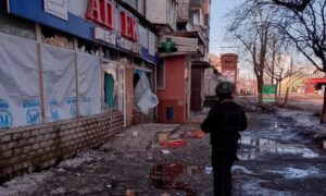 Пролунало 30 вибухів: окупанти масовано обстріляли Вовчанськ