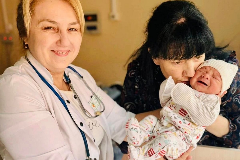 В Україні народився хлопчик, який став 105 онуком у своєї бабусі! (фото)