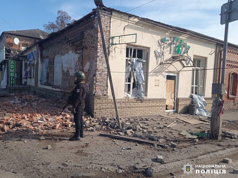 Поліцейські врятували у Вовчанську пораненого російським снарядом песика (фото, відео)