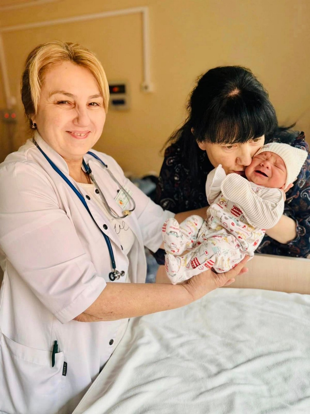 В Україні народився хлопчик, який став 105 онуком у своєї бабусі!