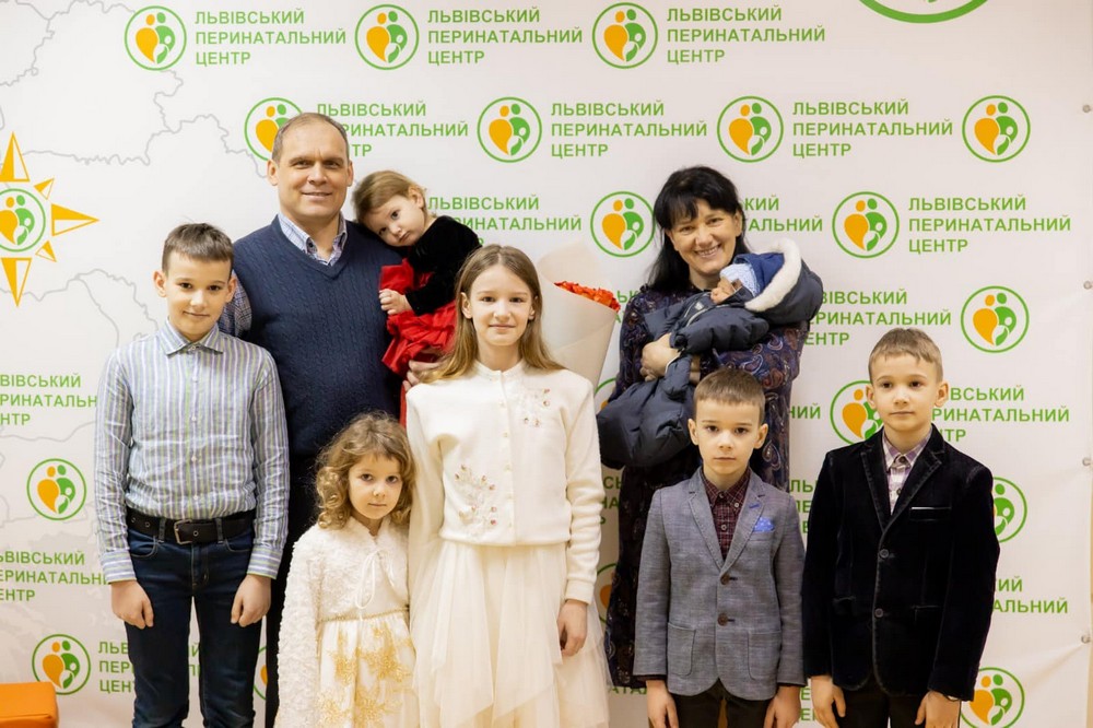 В Україні народився хлопчик, який став 105 онуком у своєї бабусі!