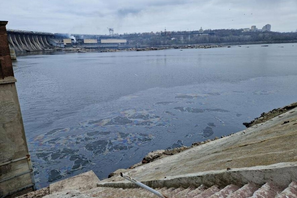 Нафтова пляма після удару по ДніпроГЕС рухається вниз за течією, але загрози немає – міністр екології