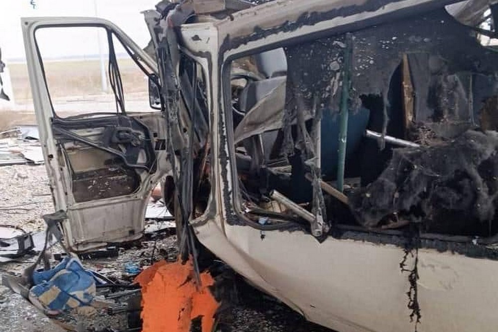 Ворог атакував дронами автобус з гуманітаркою і бомбив село на Бериславщині