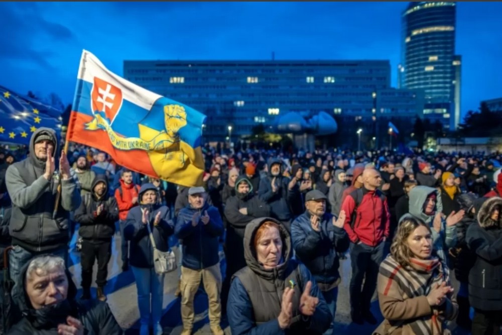 Лунала повітряна тривога: у Словаччині сотні людей вийшли на підтримку України і проти Фіцо