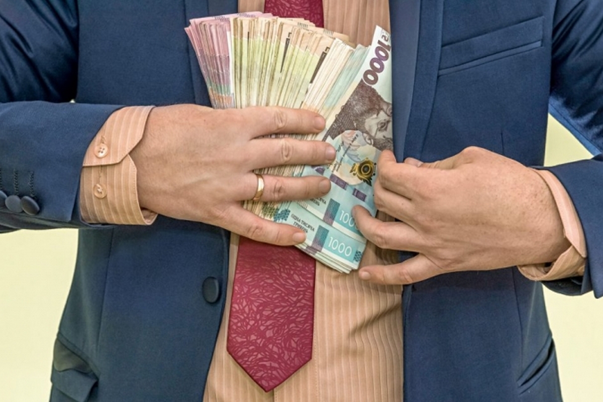 зарплати в українських чиновників
