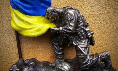 На Аскольдовій могилі встановили мініскульптуру, присвячену захисникам України