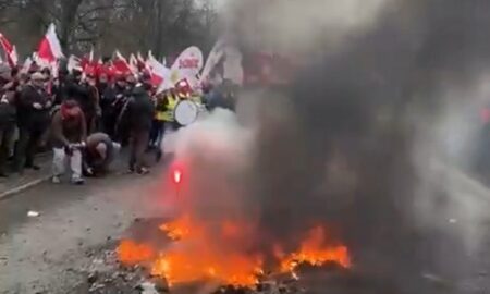 Лунають сирени і вибухи, горять шини: масштабний протест фермерів у Варшаві (відео)