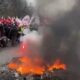 Лунають сирени і вибухи, горять шини: масштабний протест фермерів у Варшаві (відео)