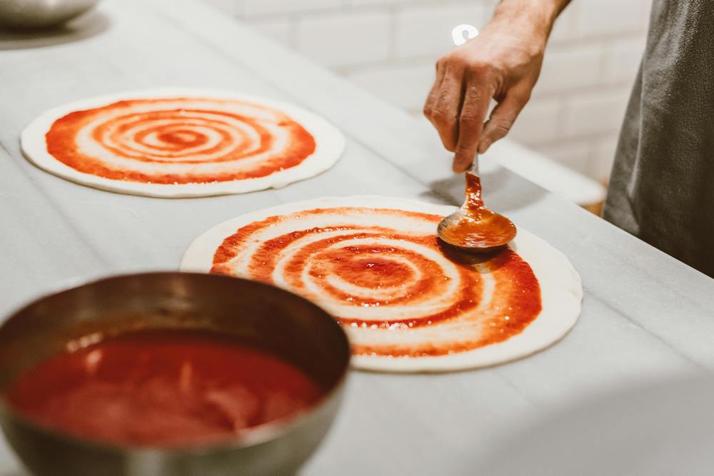 Тісто для піци без дріжджів – рецепт тонкої та хрусткої основи
