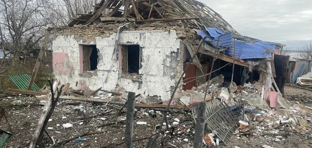 Ворог атакував дронами автобус з гуманітаркою і бомбив село на Бериславщині