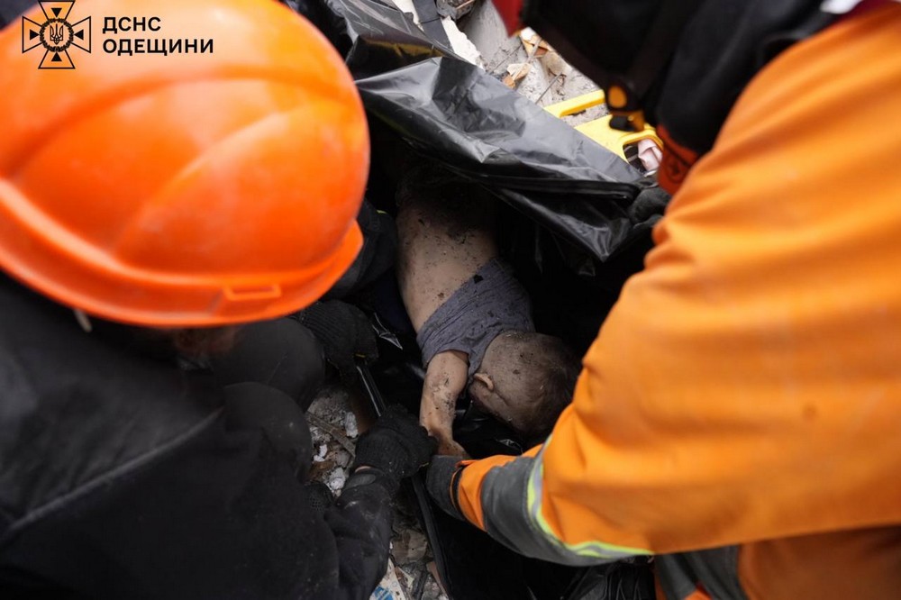 Їх сьогодні вбила росія в Одесі: мама притискала синочка до грудей… (фото, відео)