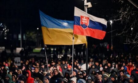Лунала повітряна тривога: у Словаччині сотні людей вийшли на підтримку України і проти Фіцо