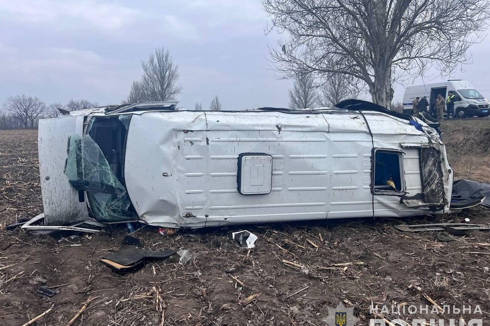 На Дніпропетровщині перекинулася маршрутка з пасажирами: 4 загиблих, 13 постраждалих