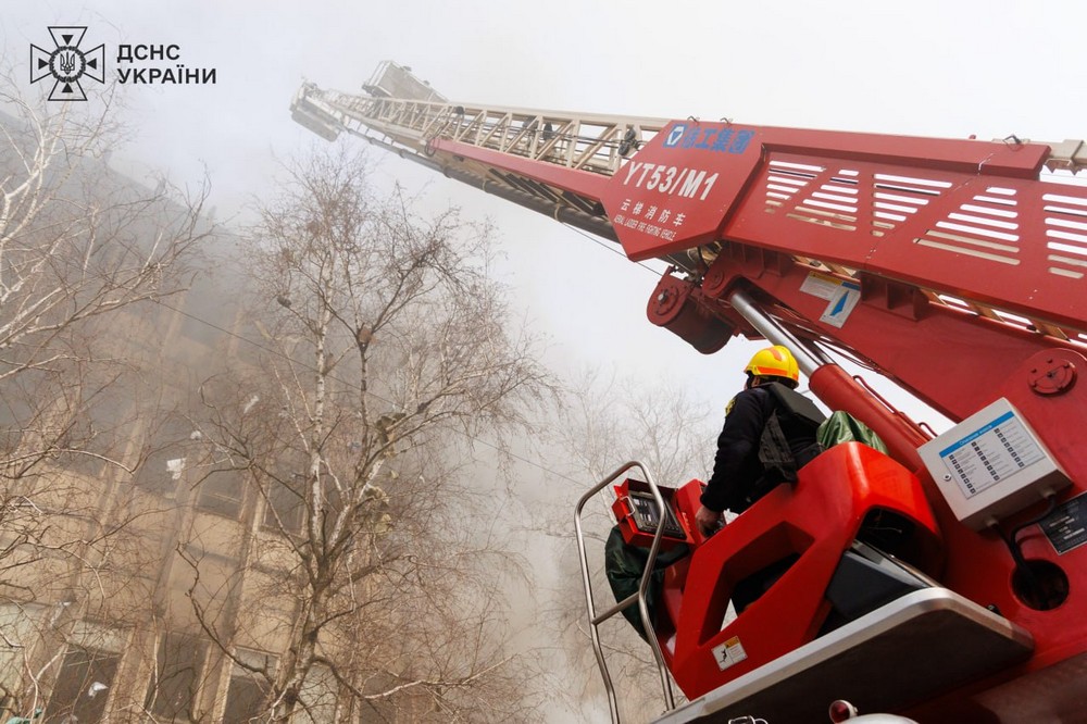 Висів на кондиціонері на висоті 18 метрів – як у Харкові сьогодні рятували людей після атаки