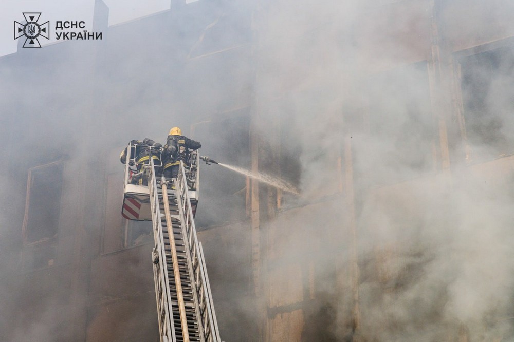 Висів на кондиціонері на висоті 18 метрів – як у Харкові сьогодні рятували людей після атаки