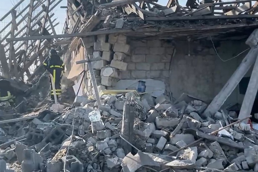На Донеччині ворожа фугасна бомба впала на будинок