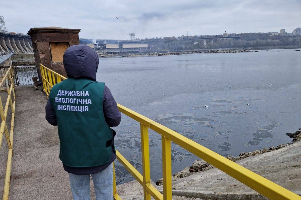 Удар по ДніпроГЕС: стався витік нафтопродуктів, відпрацьовуються режими спрацювання води з водосховища