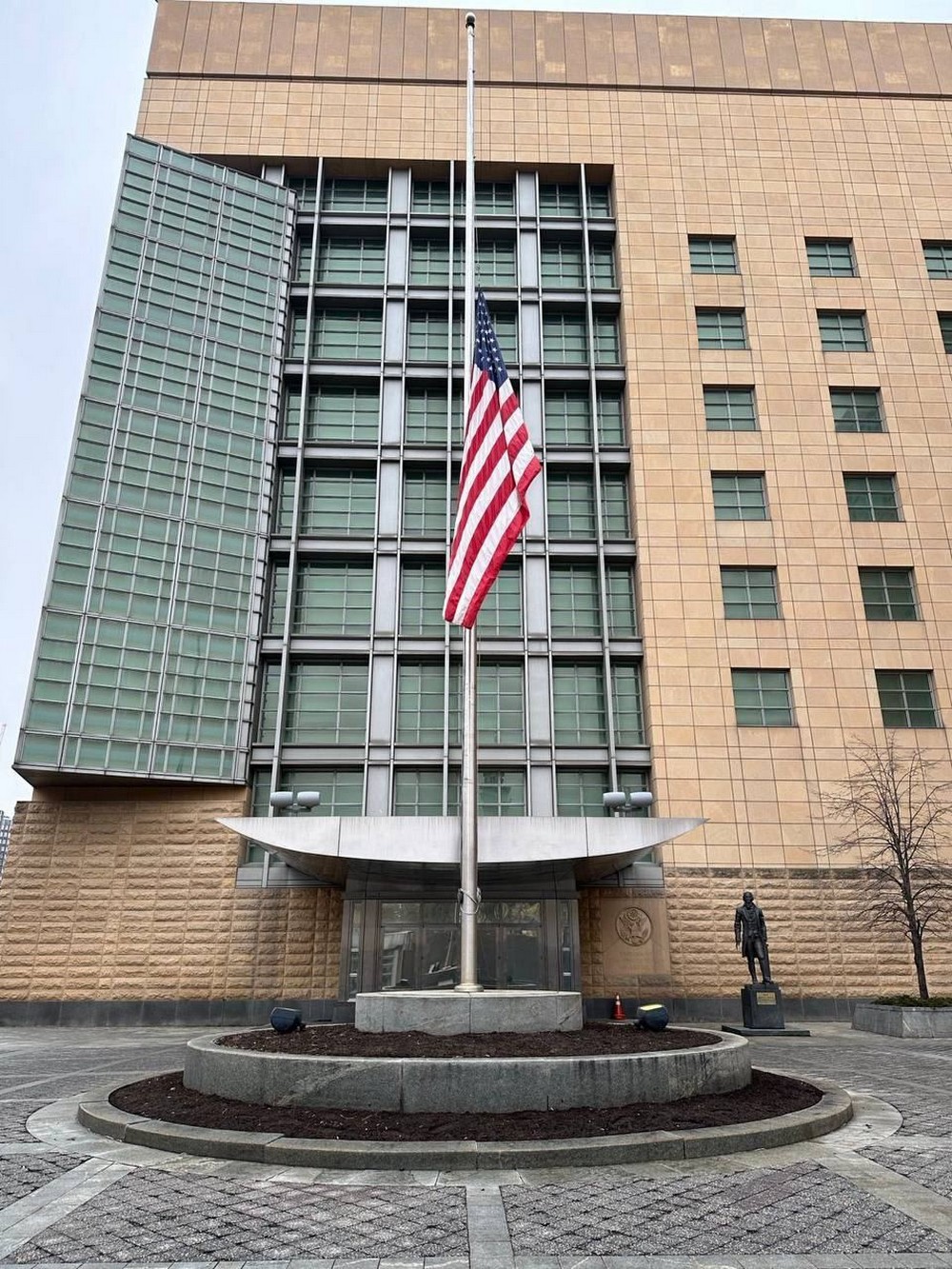 Біля посольства США у Москві приспустили прапор на знак поваги до пам'яті загиблих внаслідок теракту у Підмосков'ї Сьогодні по всій РФ оголошено день жалоби.
