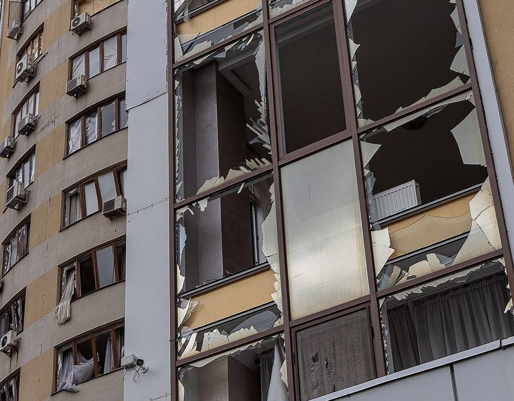 Внаслідок удару по Одесі постраждало 10 людей, понівечено Палац спорту (фото)