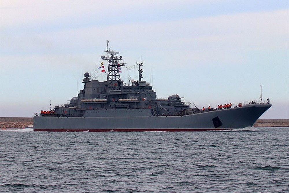 Вибухи в Криму: уражено два російських кораблі і не тільки! (фото, відео)