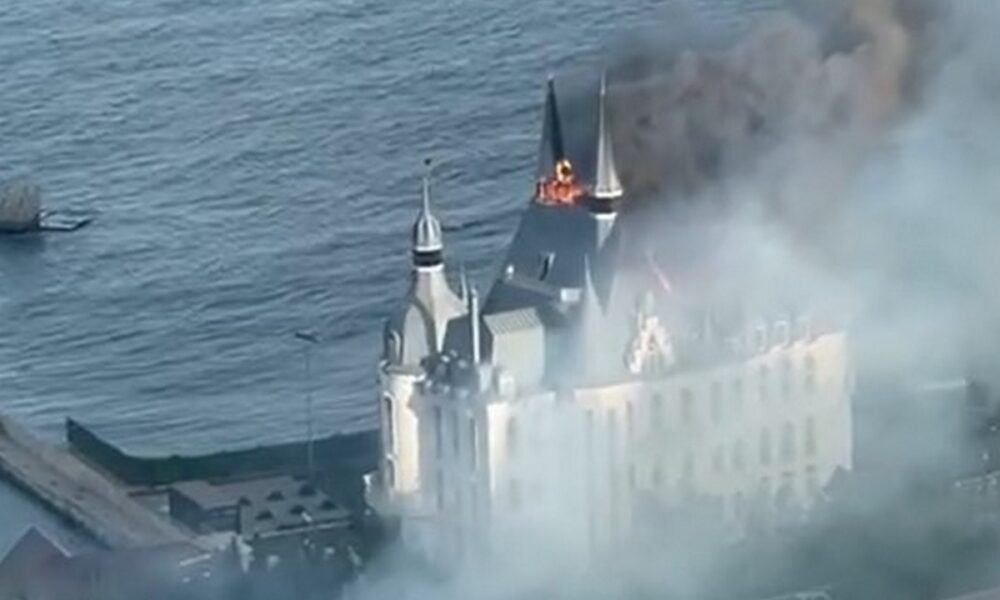 Удар по Одесі 29 квітня: загинули люди і собака, горить палац «Гаррі Потера» (фото, відео)