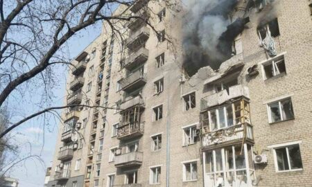 Окупанти вдарили по 9-поверхівці в Селідовому і обстріляли Часів Яр – є загибла і поранені