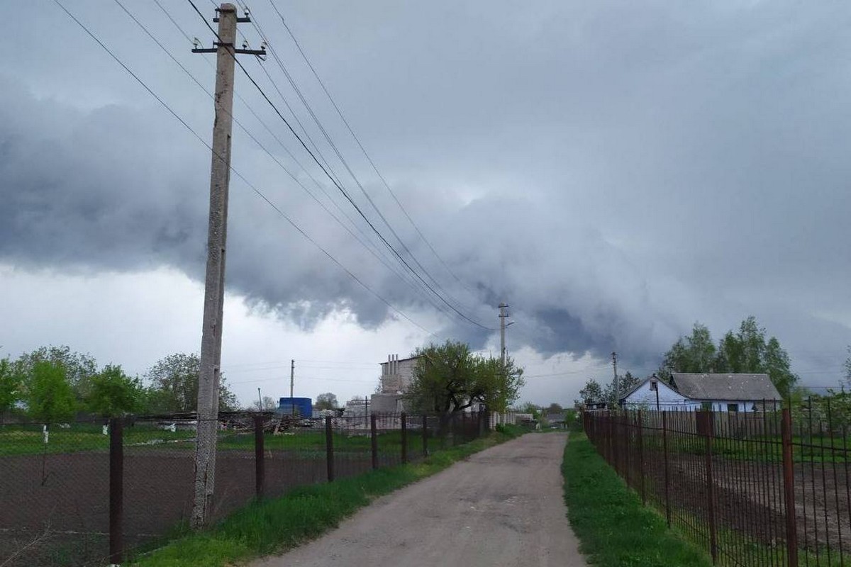 На Дніпропетровщині вітер зірвав дахи і порвав мережі15 квітня під час негоди