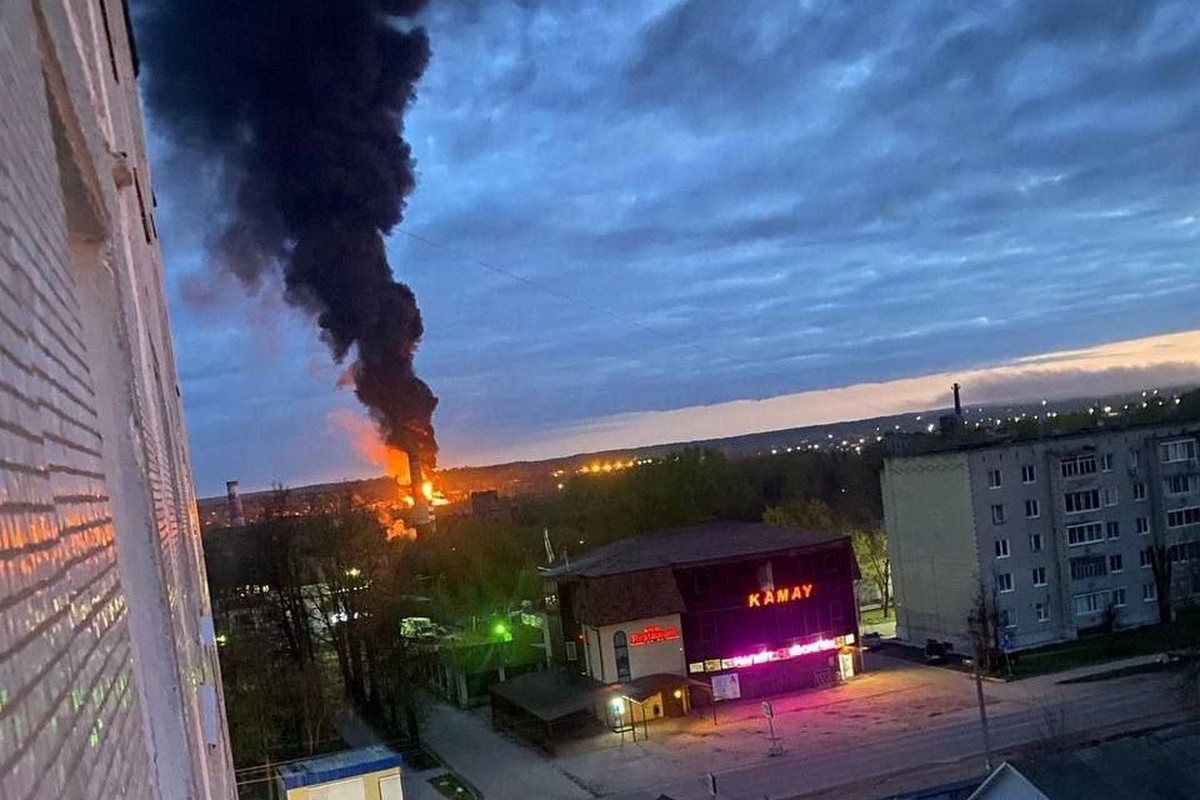 На росії атаковано нафтобази і промзону в ніч на 24 квітня – спалахнули пожежі