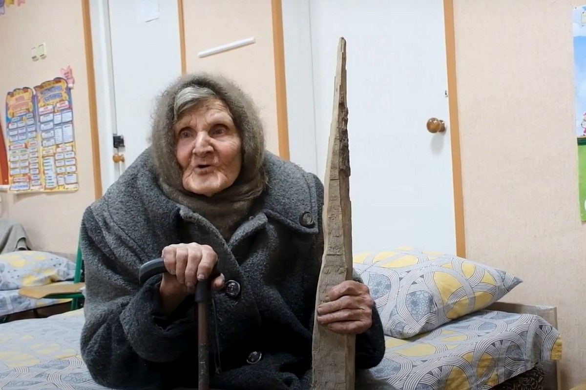 «Там страшне, та війна така не була»: 98-річна бабуся пішки вийшла з окупованого Очеретиного (відео)