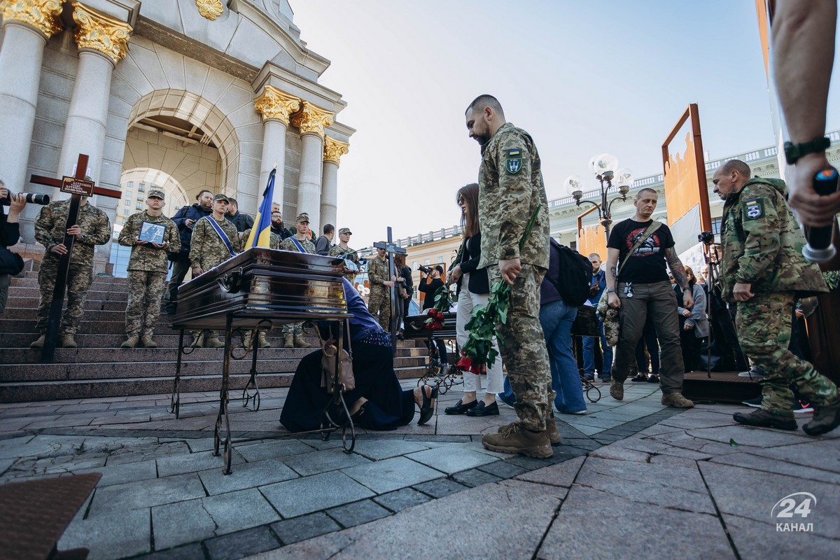 Разом пішли і разом повернулись «на щиті»: у Києві попрощалися з двома кумами (фото)
