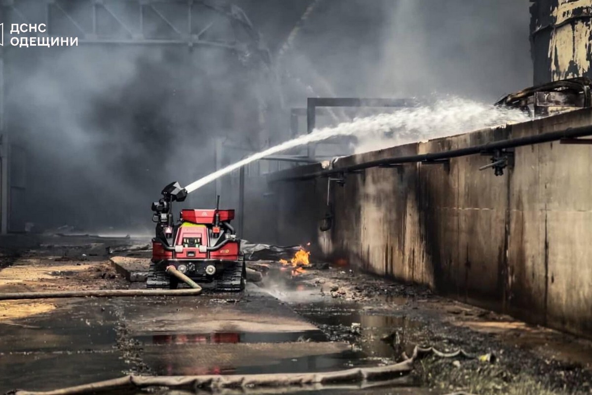 На Одещині роботи третій день гасять пожежу після ворожої атаки (фото)