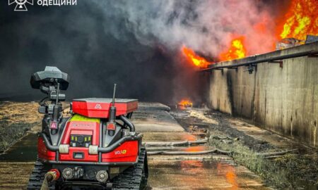 На Одещині роботи третій день гасять пожежу після ворожої атаки (фото)