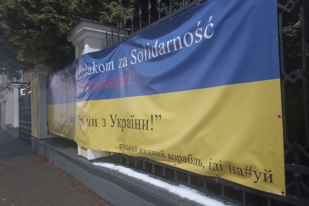 Усі консульства України призупиняють надавати послуги чоловікам призовного віку з 23 квітня - ЗМІ