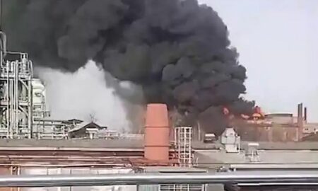 Під Москвою 1 квітня спалахнула сильна пожежа на заводі електроізоляційних матеріалів (відео)