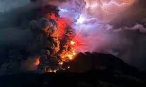 Виверження небезпечного вулкана в Індонезії понад 11 тисяч людей евакуюють