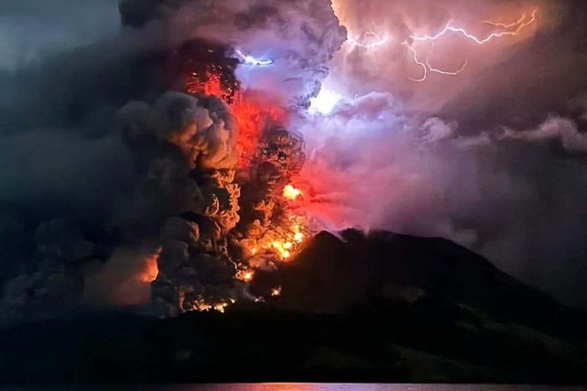 Виверження небезпечного вулкана в Індонезії понад 11 тисяч людей евакуюють