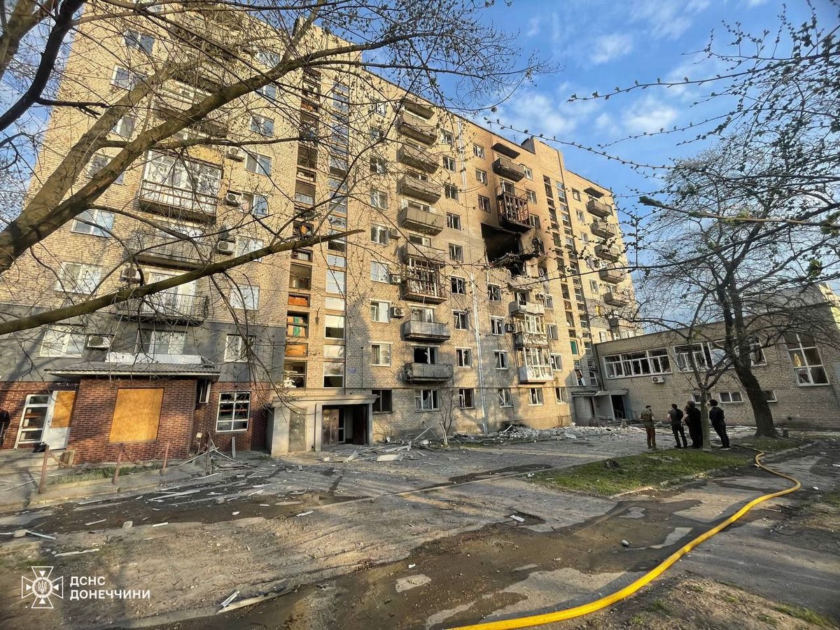 Окупанти вдарили по 9-поверхівці в Селідовому: фото
