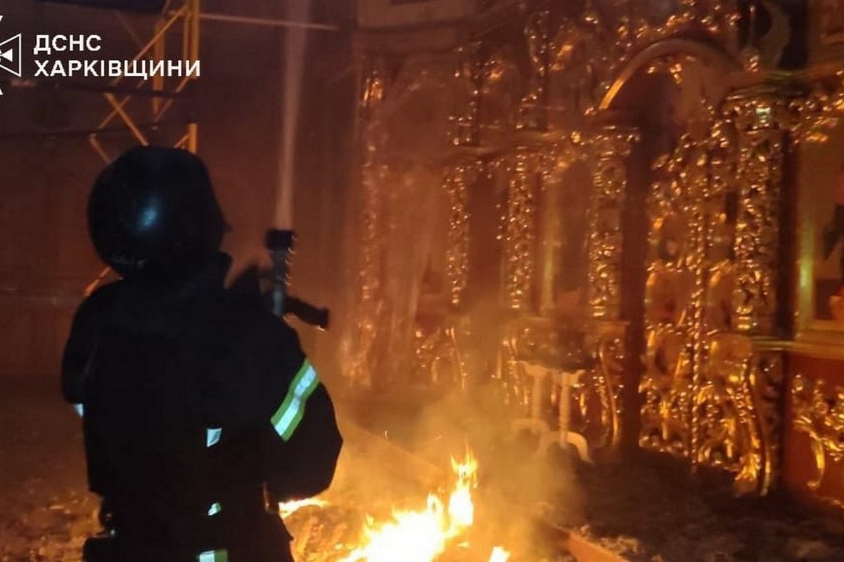 Пекло у Вовчанську: ворог 6 годин гатив по місту - загорівся храм, є поранений