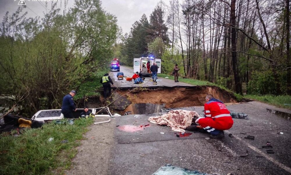 Автобус провалився під землю на Київщині: є жертви і постраждалі (фото)