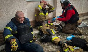 Вибухали автомобілі: у Миколаєві постраждали 5 рятувальників під час гасіння пожежі (фото, відео)