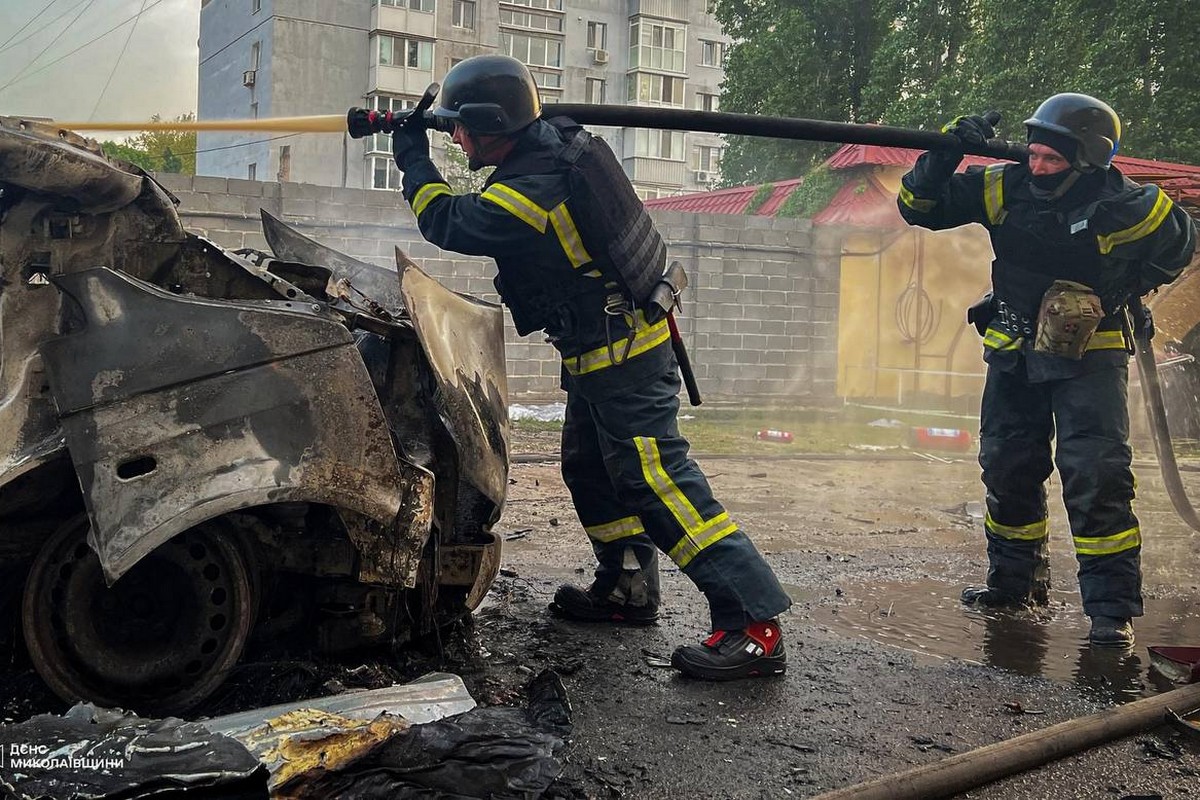 Вибухали автомобілі: у Миколаєві постраждали 5 рятувальників під час гасіння пожежі (фото, відео)