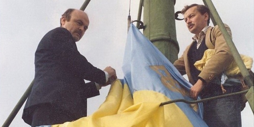 над Львівською ратушею вперше в обласному центрі України офіційно піднято синьо-жовтий прапор