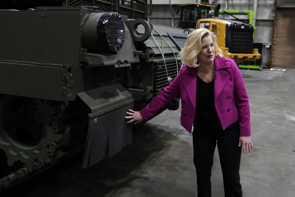 Міністр армії США Крістін Вормут розглядає останню версію основного бойового танка M1A2 Abrams під час екскурсії по Joint Systems Manufacturing Center, 16 лютого 2023 року в Лімі, штат Огайо.