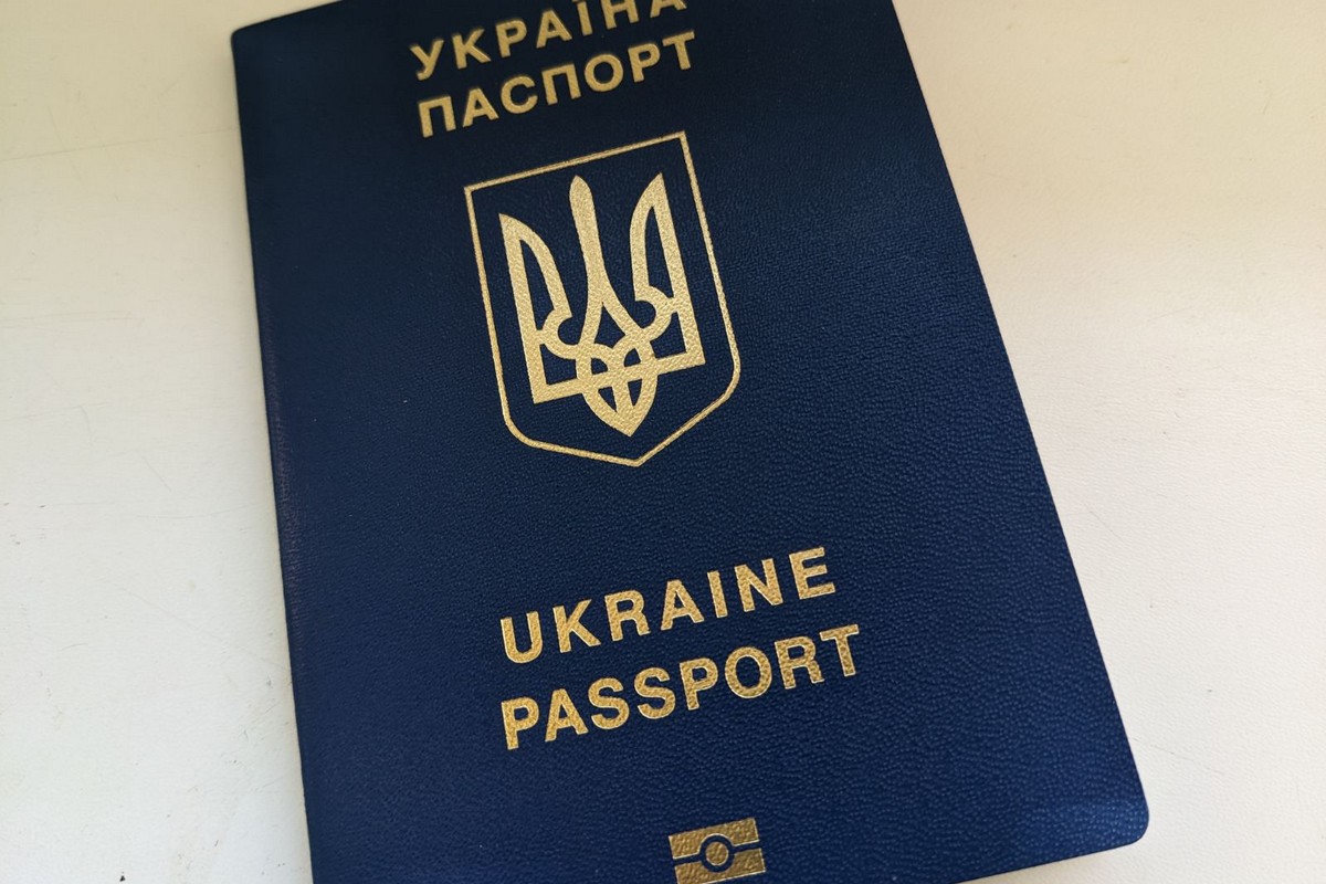Видача паспортів за кордоном: хто з чоловіків може отримати документ – список