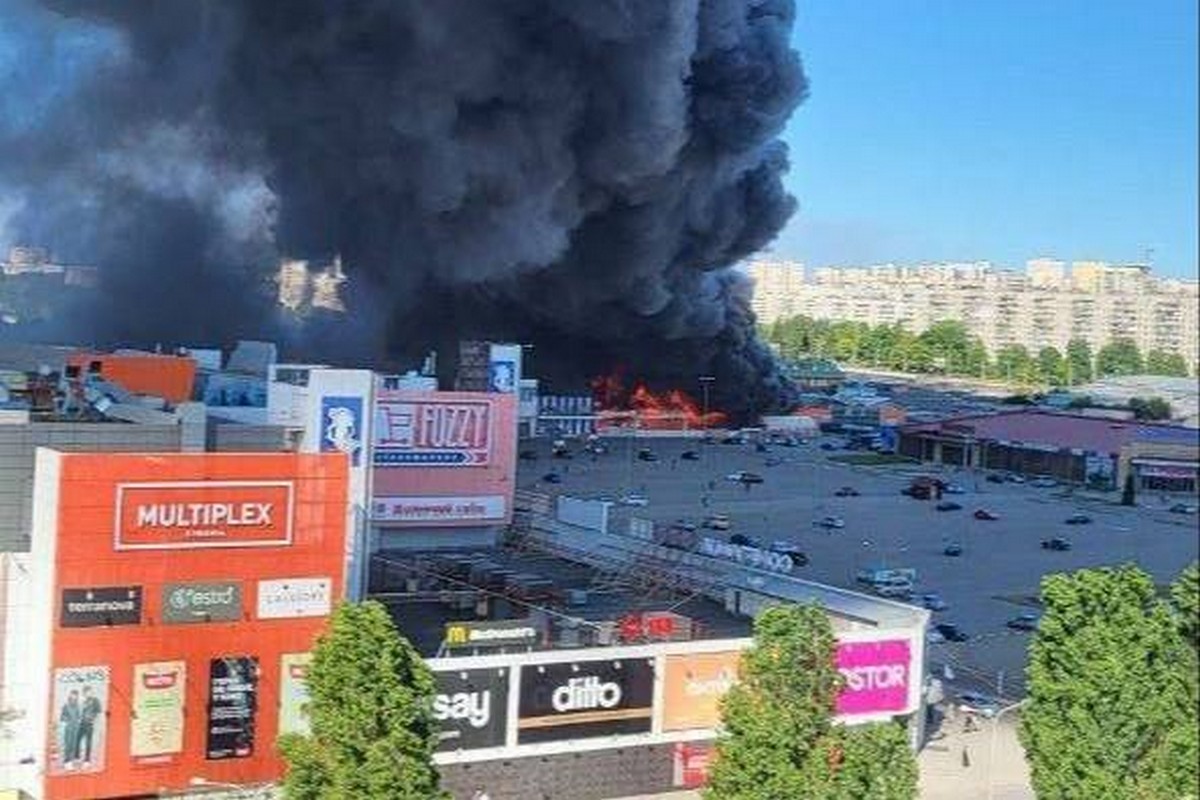 1Росіяни вдарили по гіпермаркету у Харкові: є жертви и постраждалі – все, що відомо (фото, відео)