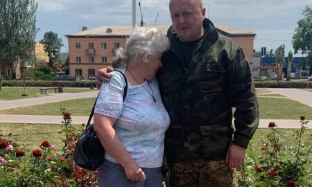 Жінка з Дніпропетровщини втратила на війні доньку і сина: вона придбала для фронту пікап в пам’ять про них