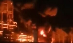 «Аху***, все-таки попали»: безпілотники атакували НПЗ в Калузькій області – виникла пожежа (відео)