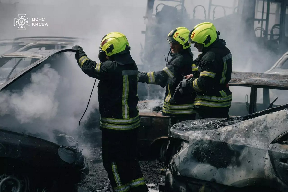 Масштабна пожежа у Києві: згоріло понад 40 транспортних засобів на паркувальному майданчику (фото, відео)