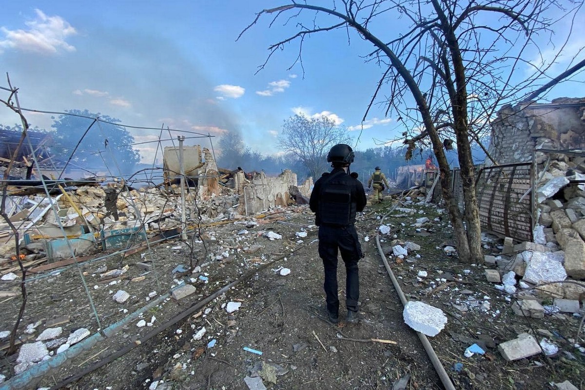 «Здригнулося все, ніби почався землетрус»: російська бомба знищила цілу вулицю в селі на Харківщині